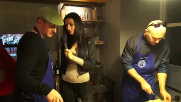 Nu gatesc doar la Masterchef, ci si pentru prieteni! Iata ce priceputi sunt Don Baxter si Pacha Man, in bucatarie!