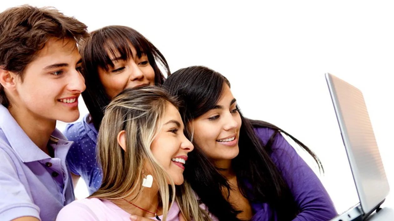 Adolescentii romani stau, in medie, sapte ore pe zi la TV sau computer