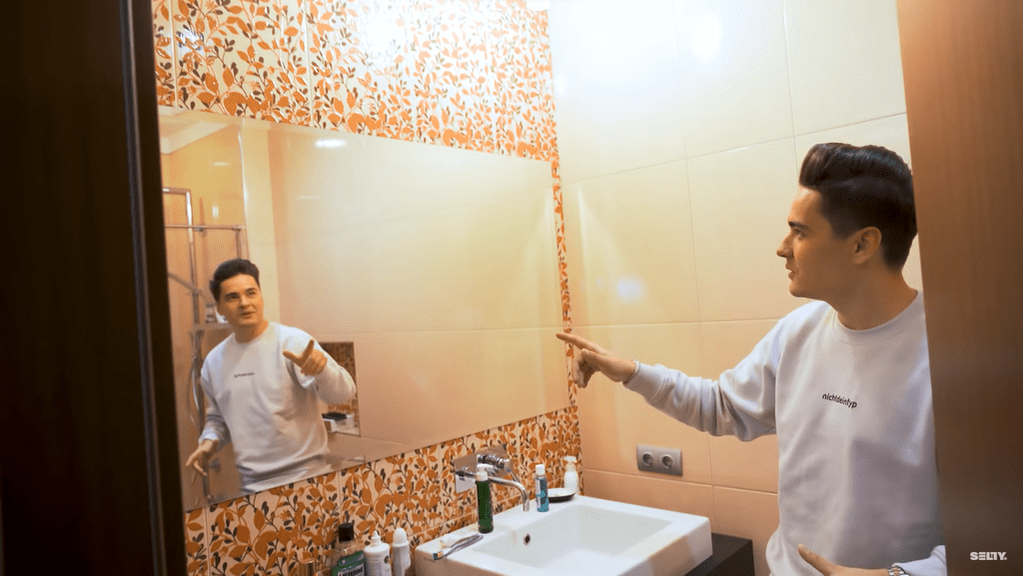 Selly le-a arătat urmăritorilor săi baia din apartamentul din Băneasa