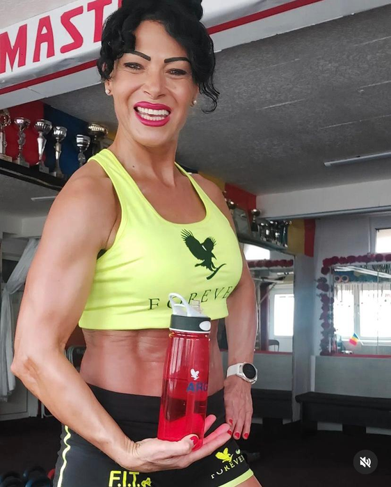 Cine este Mariana Pârju, bunicuța-model cu pătrățele pe abdomen. A ridicat sala în picioare la Românii au talent
