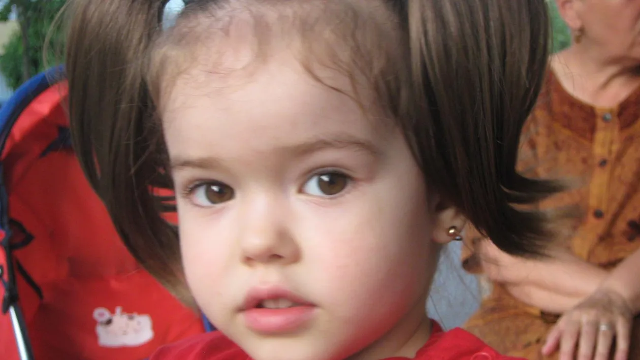 Cea mai inteligenta fetita din Romania, dedicatie speciala pentru toate mamicile! Uite ce cantecel a invatat pentru 8 Martie!