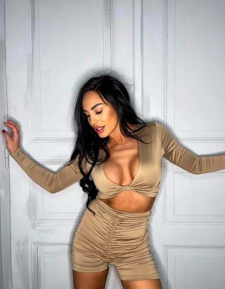 Mădălina, soția românului trecut pe la Inter și AC Milan, făcută praf după ce și-a deschis cont de OnlyFans! Sexy-bruneta se apără: “Nu este nimic greșit” | GALERIE FOTO
