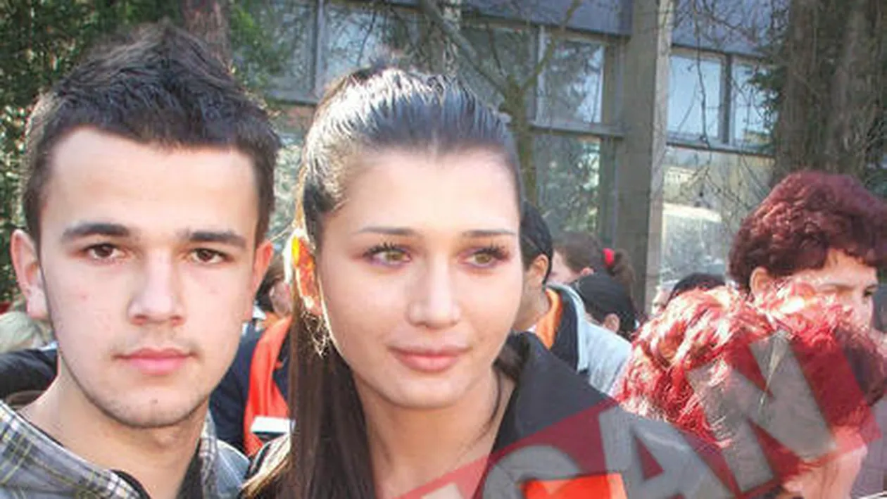 Elena Basescu a probat inelul Carlei Bruni