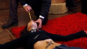 "Este DIAVOLUL!" Oamenii au luat-o la fuga cand au vazut ce a NASCUT o femeie, in timpul unei slujbe de EXORCIZARE!