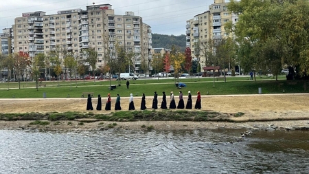 Ritualuri bizare la Cluj-Napoca?! Mai mulți oameni îmbrăcați în negru au sperial localnicii. Ce făceau, de fapt