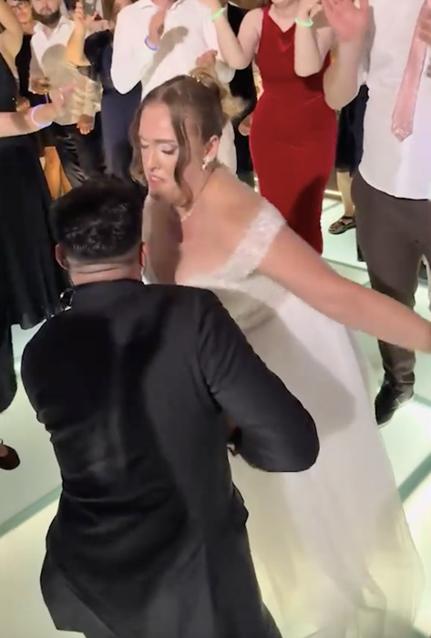 Mireasa a făcut spectacol lângă Mika Violin și a atras hate-ul internauților: „Divorț, singura variantă”