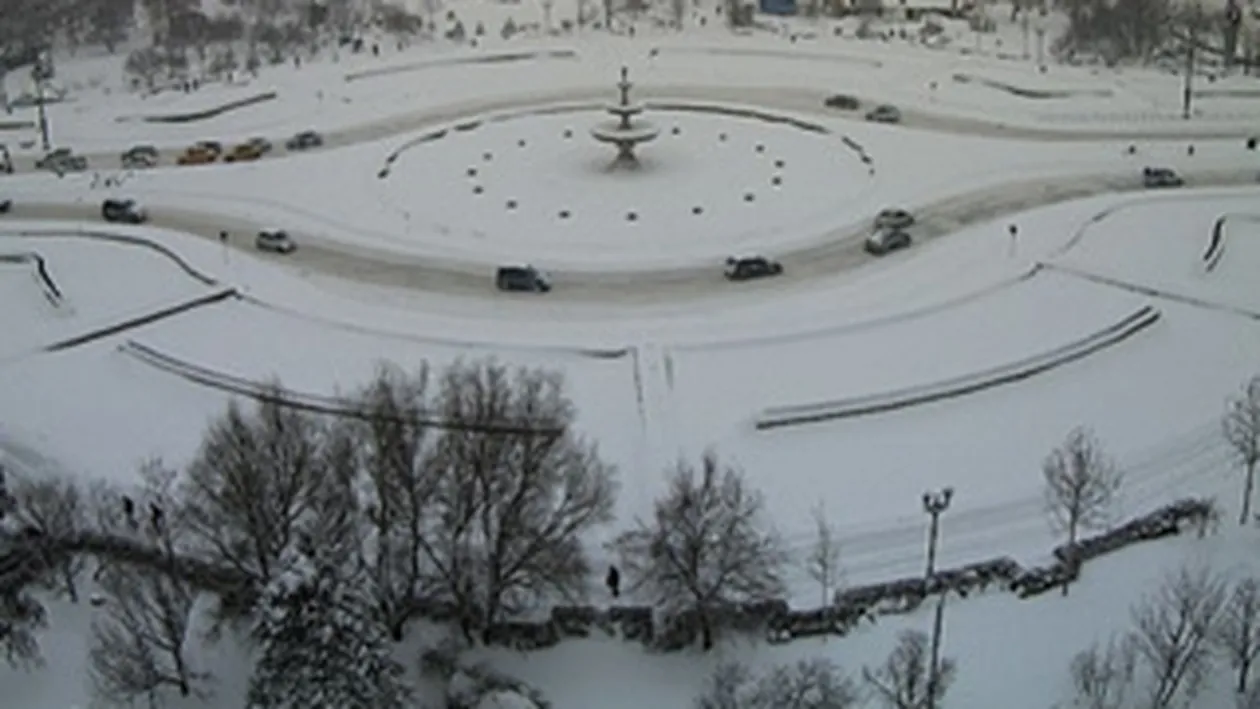 Bucurestiul e paralizat dupa o zi de ninsoare! Uite cum abia se mai circula in marile intersectii din Capitala