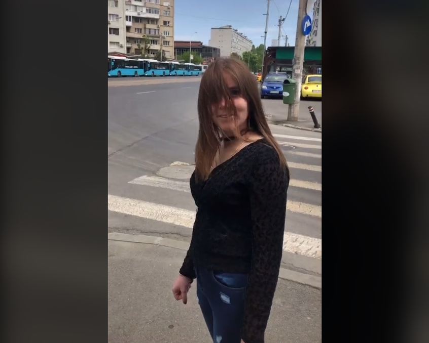 Cum a fost surprinsă Vulpiţa, în plină stradă! Reacţie bizară când a văzut că este filmată. FOTO