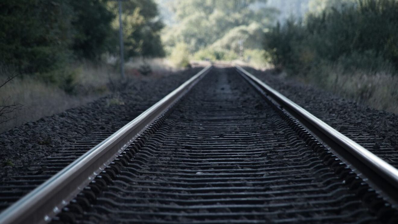Accident grav în Iași. Un tren InterRegio a lovit mortal un bărbat care mergea pe lângă șine