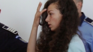 Studenta criminala coase goblenuri in inchisoare si sotul ei le vinde si toata banii in club cu femei!