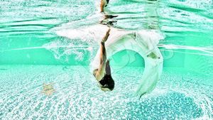 O baschetbalista din Timisoara a vrut sa aiba o amintire speciala de la nunta! S-a aruncat in piscina cu rochia de mireasa