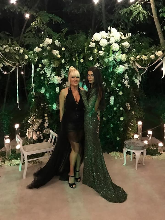 ELENA BĂSESCU, extrem de sexy la o nuntă! Ţinuta cu care a întors toate privirile la eveniment