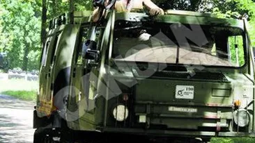 Catalin Botezatu, un militar stilat! S-a plimbat cu tancul prin parc!