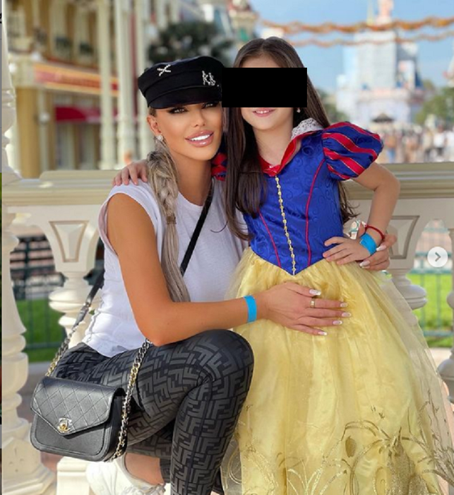 Bianca Drăgușanu și-a dus fetița la Disneyland Paris