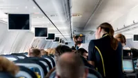 Băutura pe care nu trebuie să o consumi în avion. O stewardesă rupe tăcerea: „Este absolut dezgustătoare”