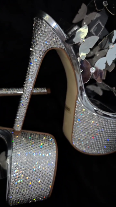 Sandalele bătute în piatre Swarovski pe care le va purta Marymar