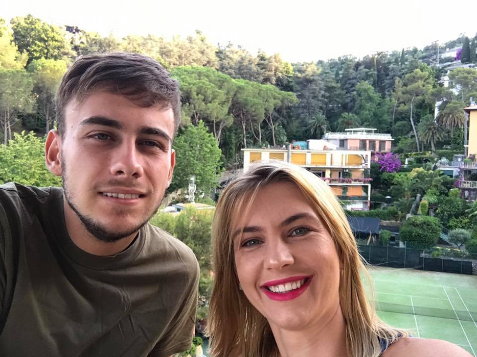 După ce a slăbit 40 de kilograme, ADINA BOURCEANU şi-a schimbat look-ul! Vedeta a renunţat la blond
