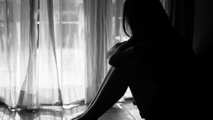 O adolescentă din Iași a fost bătută cu coada de lopată de tatăl ei pentru că vorbea cu băieți. Ce pedeapsă a primit bărbatul