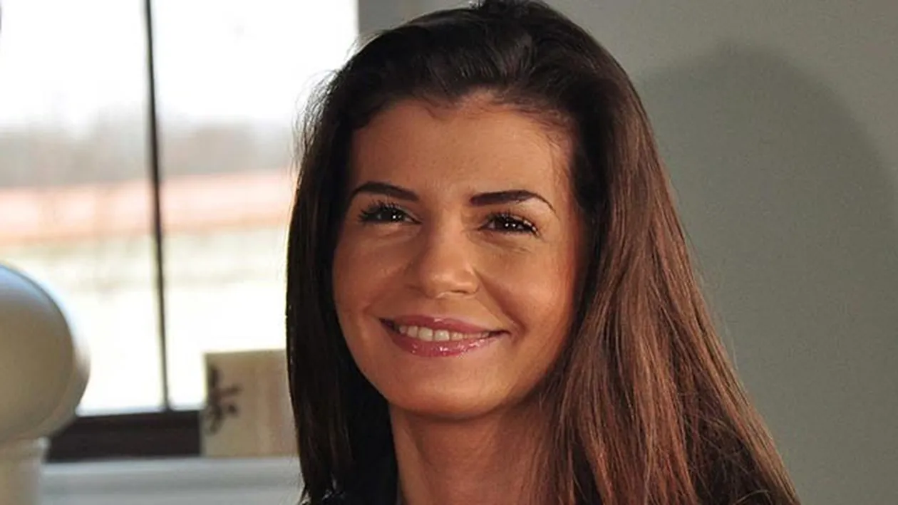 Moni nu se dezminte! Abia sosită in România, a pus ochii pe o geantă de mii de euro: O ador pur si simplu