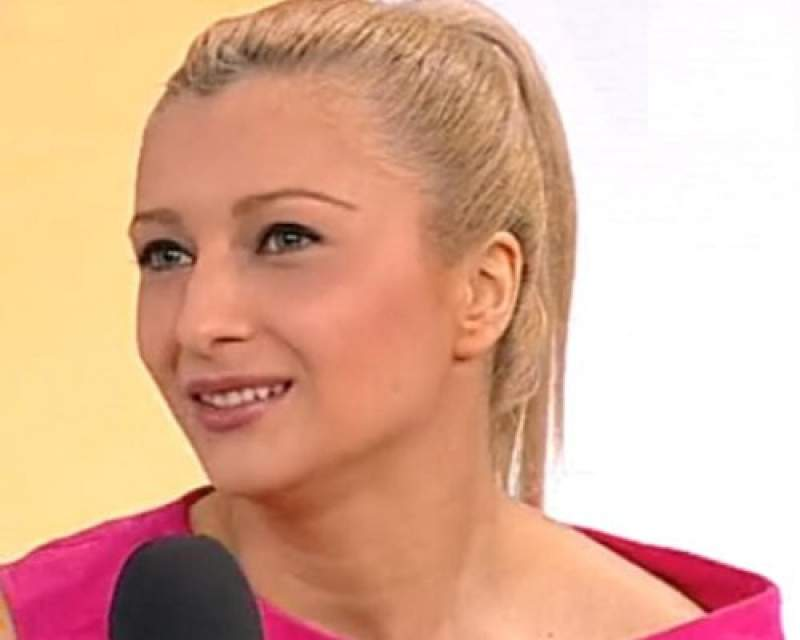 Câte operații estetice și-a făcut Lora de când a debutat! Cântăreața și-a modificat și dantura