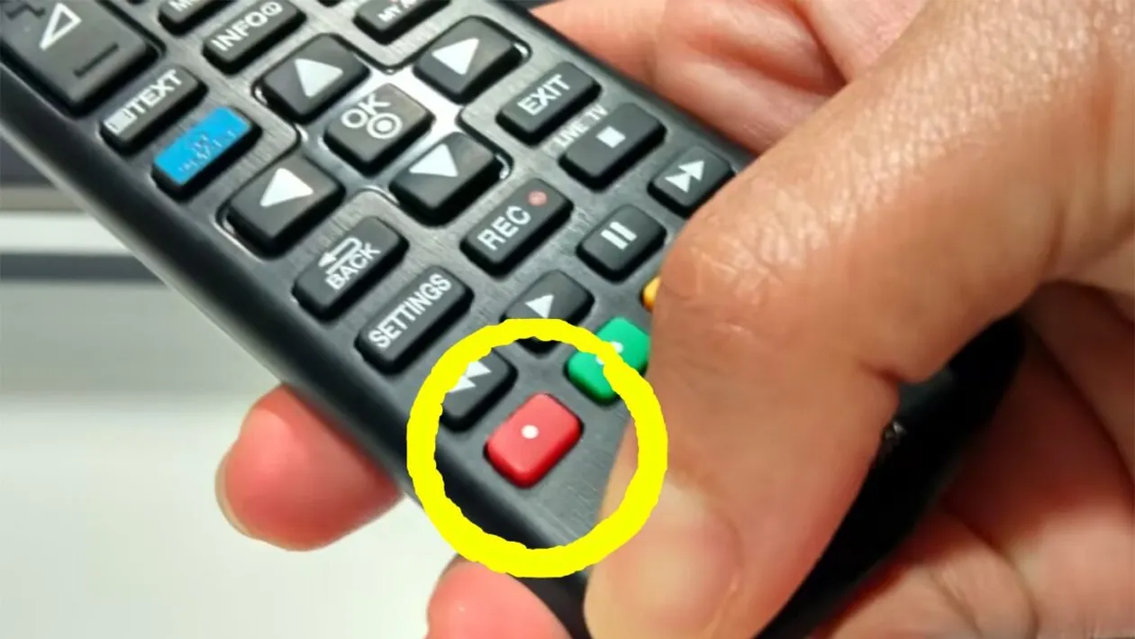 Aveți televizor cumpărat după 2014? Ce se întâmplă, de fapt, dacă apăsați butonul roșu de pe telecomandă
