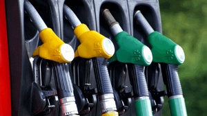 Crește prețul carburanților de la 1 ianuarie 2026. Cât vor plăti șoferii în plus pentru un plin
