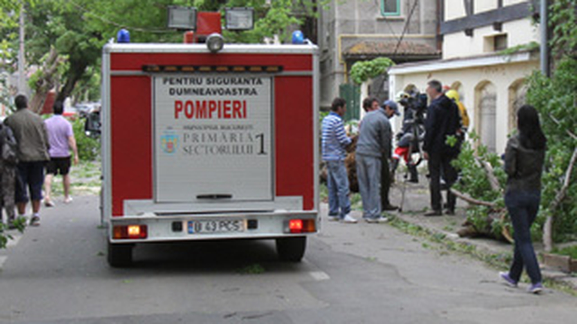 Barbatul lovit de un panou in timpul furtunii de ieri din Capitala a murit la Spitalul Floreasca