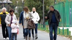 Dan Petrescu e un tată nu tocmai grijuliu. Stă departe de fiica lui, la Moscova, iar când se văd parcă nu se cunosc de niciun fel