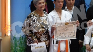 Abandonat de parinti, s-a descurcat singur! Are 13 ani si e campion mondial la karate!