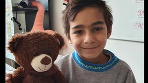 El este Trandafir, băiețelul din clasa I care și-a învățat mama să scrie!