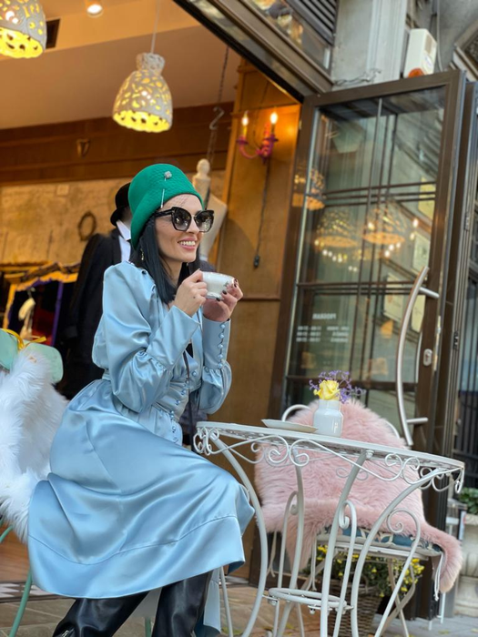 Cosmina Păsărin, la o cafea, în Paris, acolo unde a petrecut patru zile, de ziua ei
