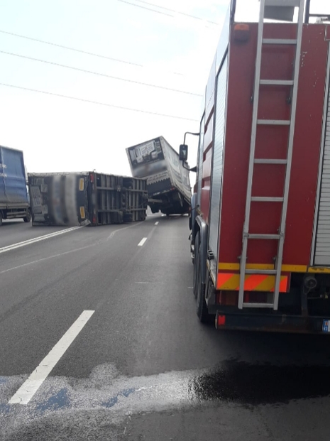 Un TIR a fost răsturnat de vântul puternic în Giurgiu