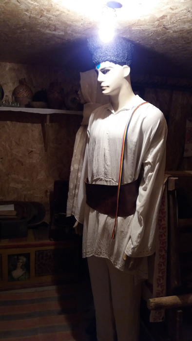 În muzeu se află şi un manechin îmbrăcat în straie populare