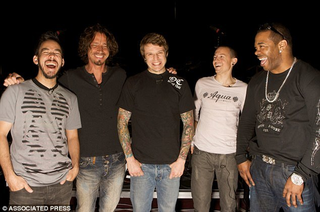 Chester Bennington alături membri Linkin Park şi bunul său prieten Chris Cornell