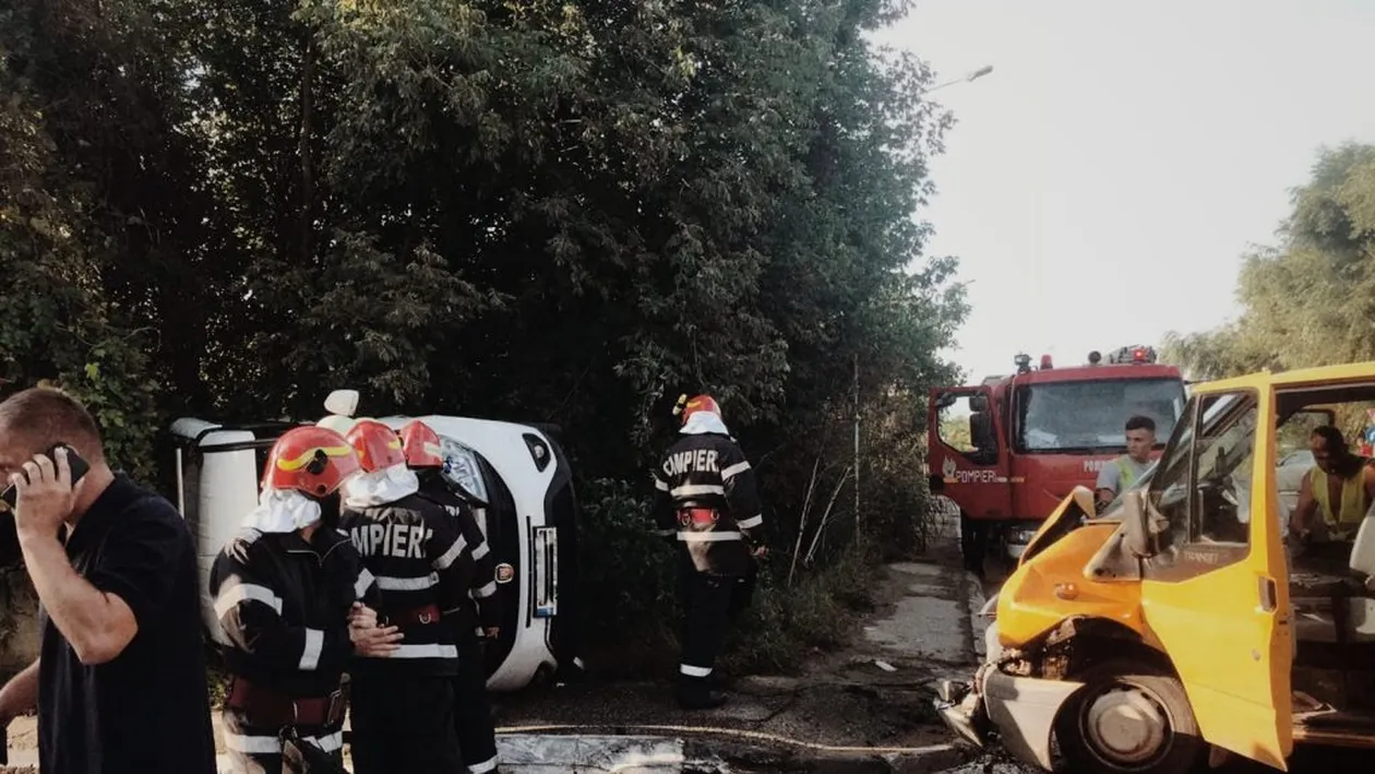 Accident violent în Giurgiu. 3 oameni au fost răniți, iar una dintre mașini s-a răsturnat în urma impactului devastator