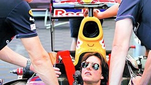 Tom Cruise s-a bagat in Formula 1