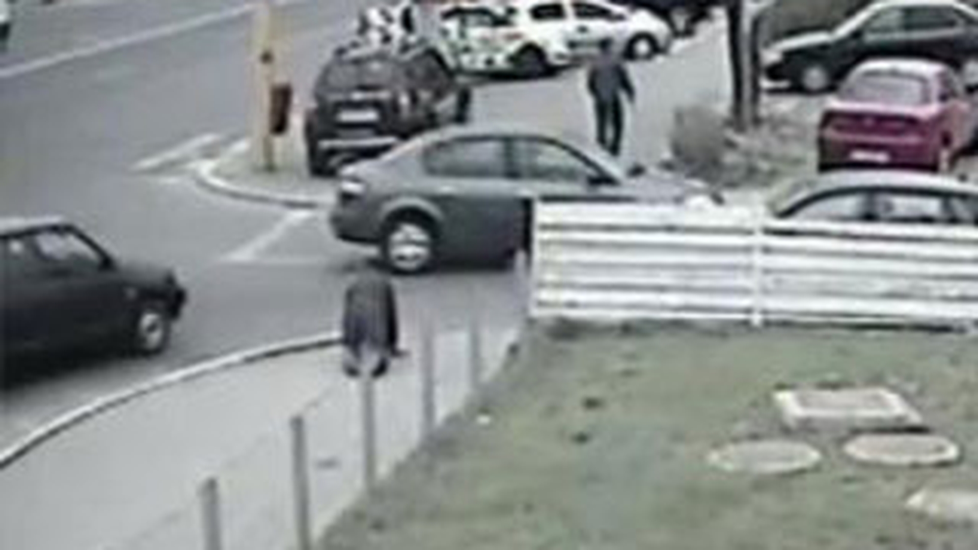 VIDEO Incredibil! S-a imbatat in ultimul hal incat a mers de-a busilea 10 metri si s-a culcat sub o masina! Dus la spital de politie, "victima" a fugit
