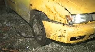Cinci maşini distruse de un poliţist din Arad! Bărbatul s-a urcat băut la volan