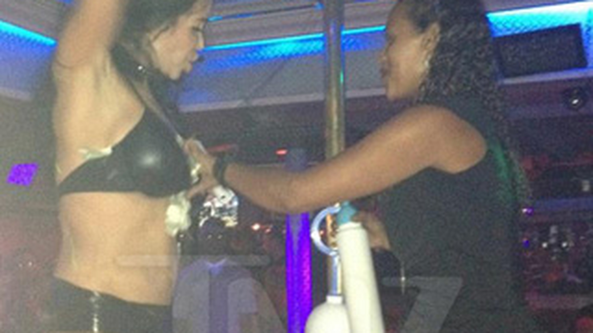 Ia uite cum se dezbraca Octomama! Are 14 copii acasa, dar face striptease fara rusine intr-un club obscur din Florida