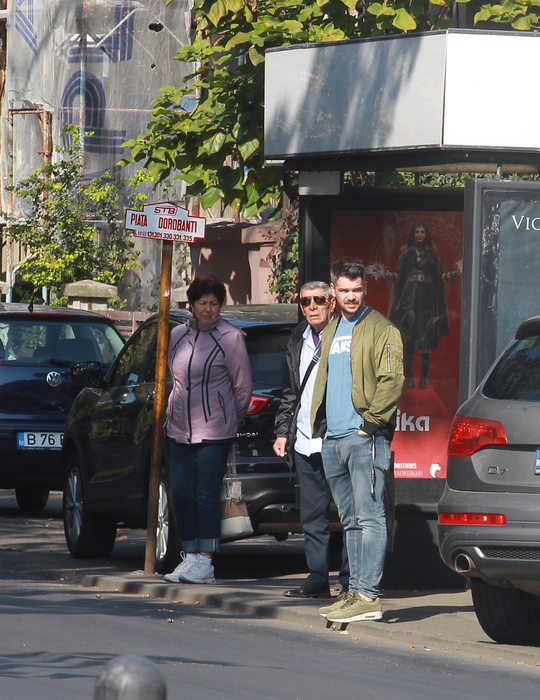 Iar autobuzul nu mai vine... Dar pentru Mitică Popescu nu este nicio problemă. Actorul este de un calm desăvârșit