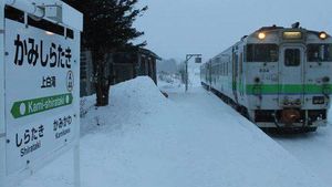 FOTO! Japonia menţine deschisă o gară folosită doar de o elevă şi a ajustat mersul trenurilor după programul acesteia  
