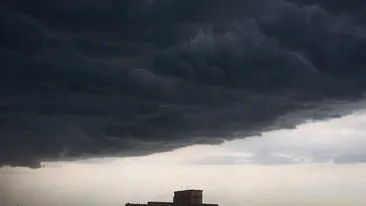 A fost prapad in Capitala! Vezi cum arata Bucurestiul dupa furtuna violenta de duminica seara!