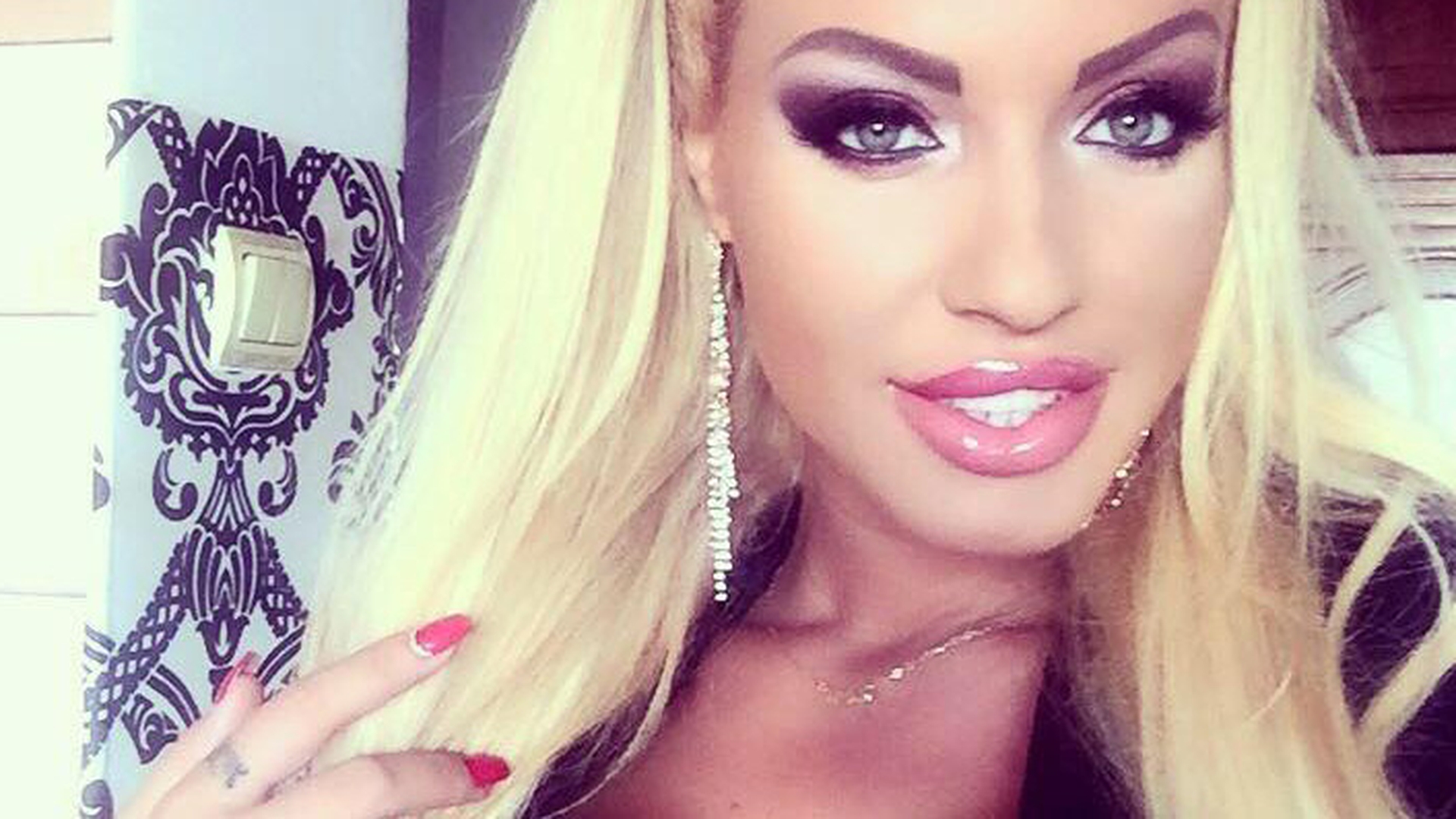 Loredana Chivu a sfidat vremea de afara! Cum s-a imbracat blonda in plina zi
