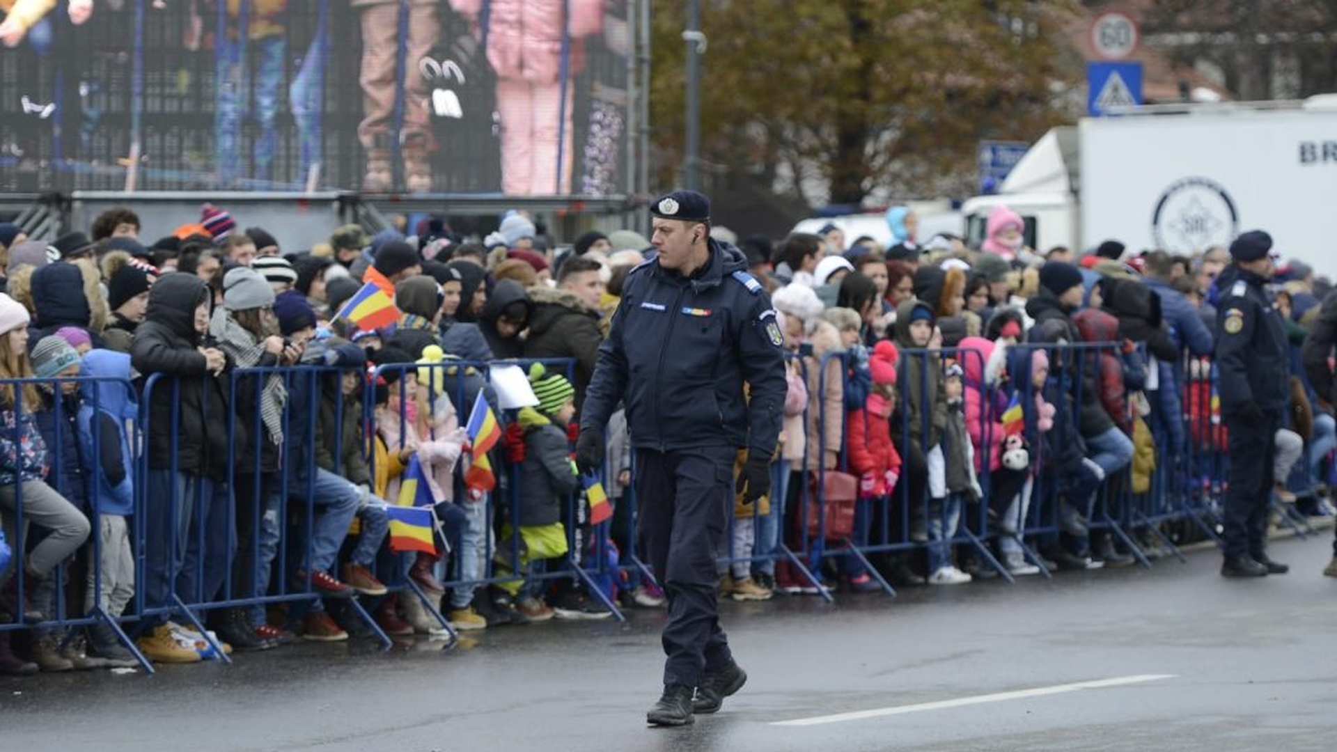EXCLUSIV. Cine și-a făcut apariția la parada de 1 Decembrie! Cei prezenți au crezut că nu văd bine: ce ținută a purtat