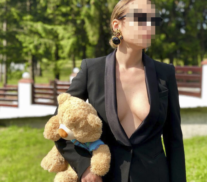 Fashionista care a rămas cu sânul pe afară la Gala Elle este o tânără sexy