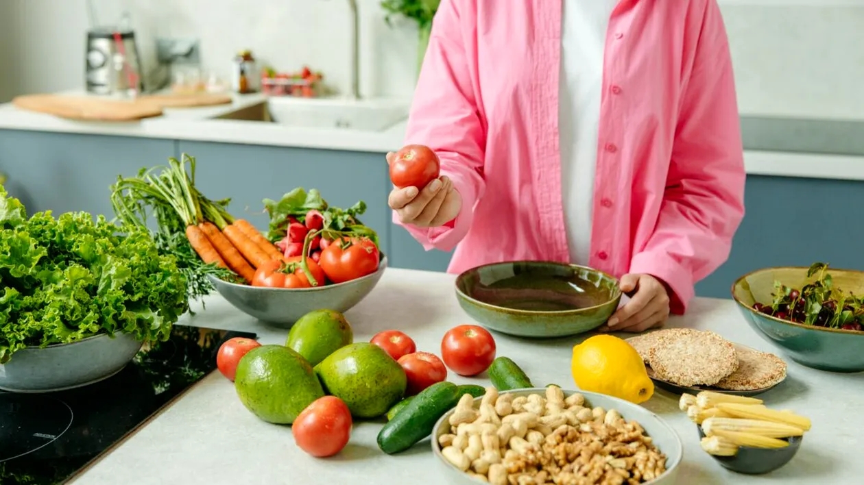Dieta recomandată de specialiști pe timpul caniculei. Ce este strict interzis să consumăm în zilele toride