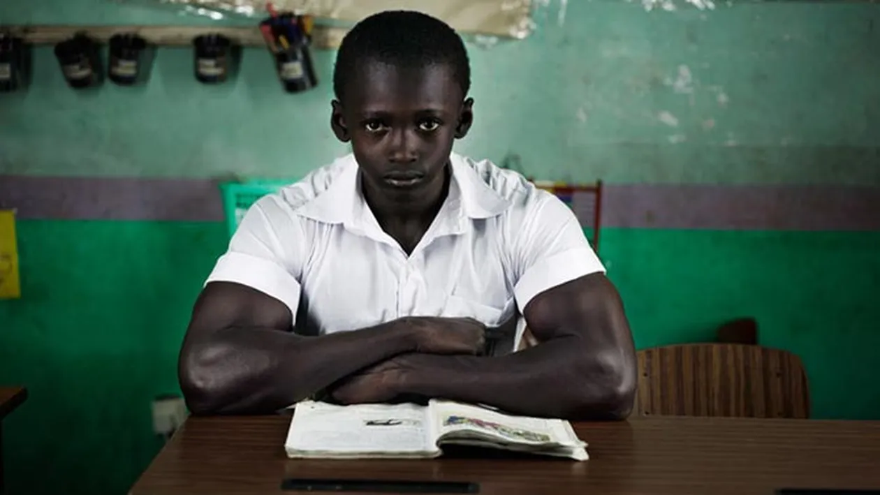 Inlemnesti daca vezi imaginile astea! Copii de doar cativa ani blindati de muschi - Fetitele au brate de halterofil, iar baieteii mananca un pui la o masa