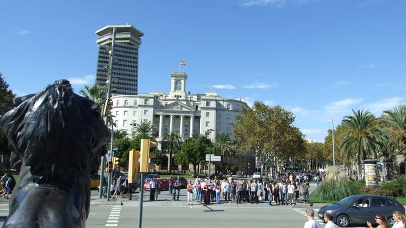 Imaginile care fac înconjurul lumii! Zeci de femei s-au dezbrăcat pe stradă și s-au stropit cu cerneală roșie! Pentru ce au protestat