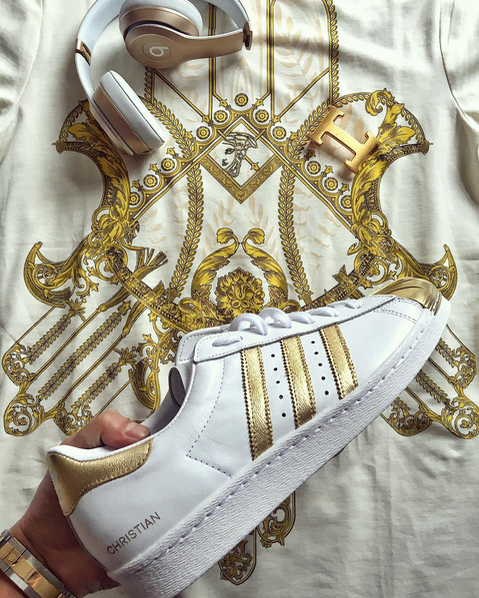 Cristian cu adidaşi personalizaţi