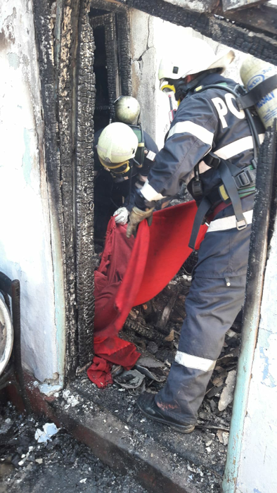 Pompierii au scos din casă trupul carbonizat